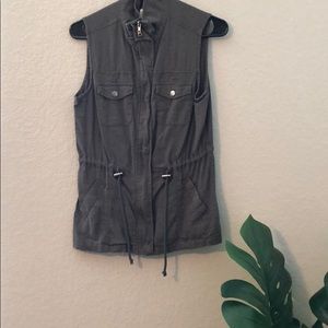 Sleeveless cargo utility jacket